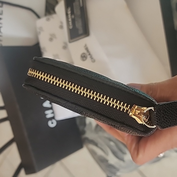 Like New Chanel leather long Wallet. Full inclusion dustbag, Box, auth card, bag - Picture 6 of 13